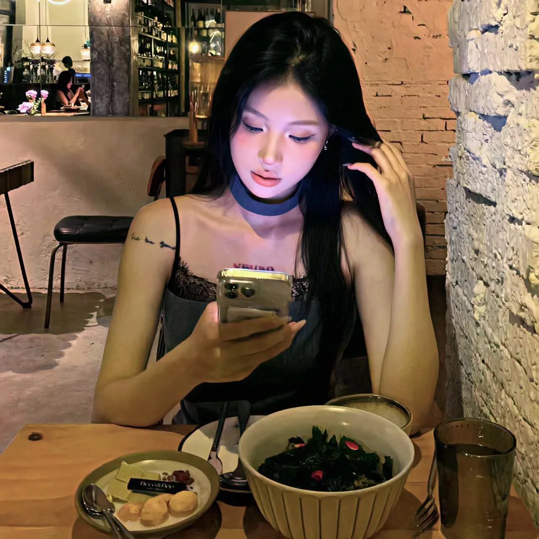 顶流爱豆又出大瓜：深夜酒吧买醉，同行集体沉默，一个月